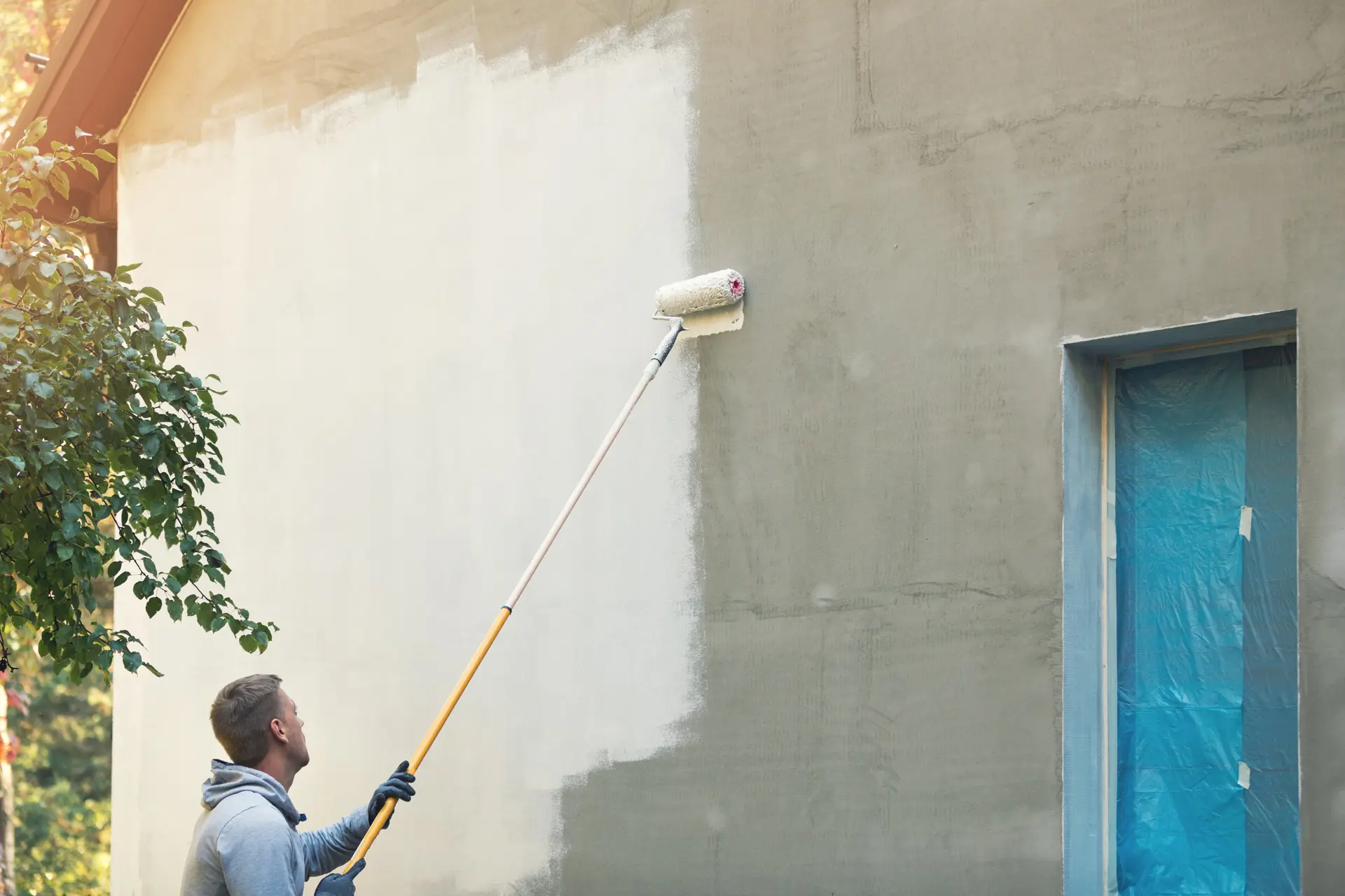 Pintor trabajando en una fachada en Ona